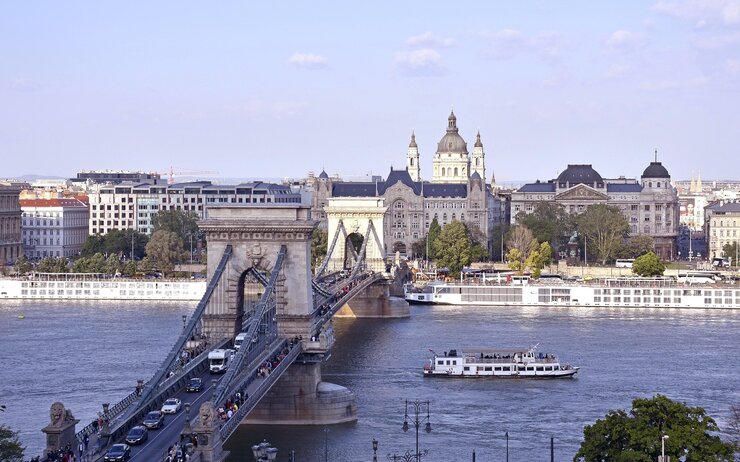 Széchenyi-Kettenbrücke Budapest Straßenverkehr in Budapest: Autos, Motorräder und Wohnmobile auf der Széchenyi-Kettenbrücke