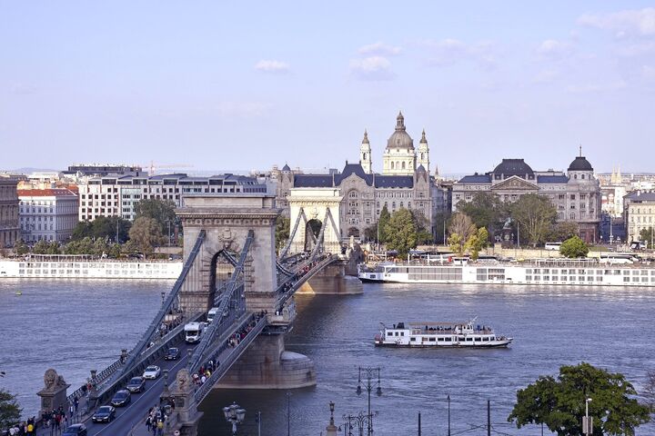 Straßenverkehr in Budapest: Autos, Motorräder und Wohnmobile auf der Széchenyi-Kettenbrücke