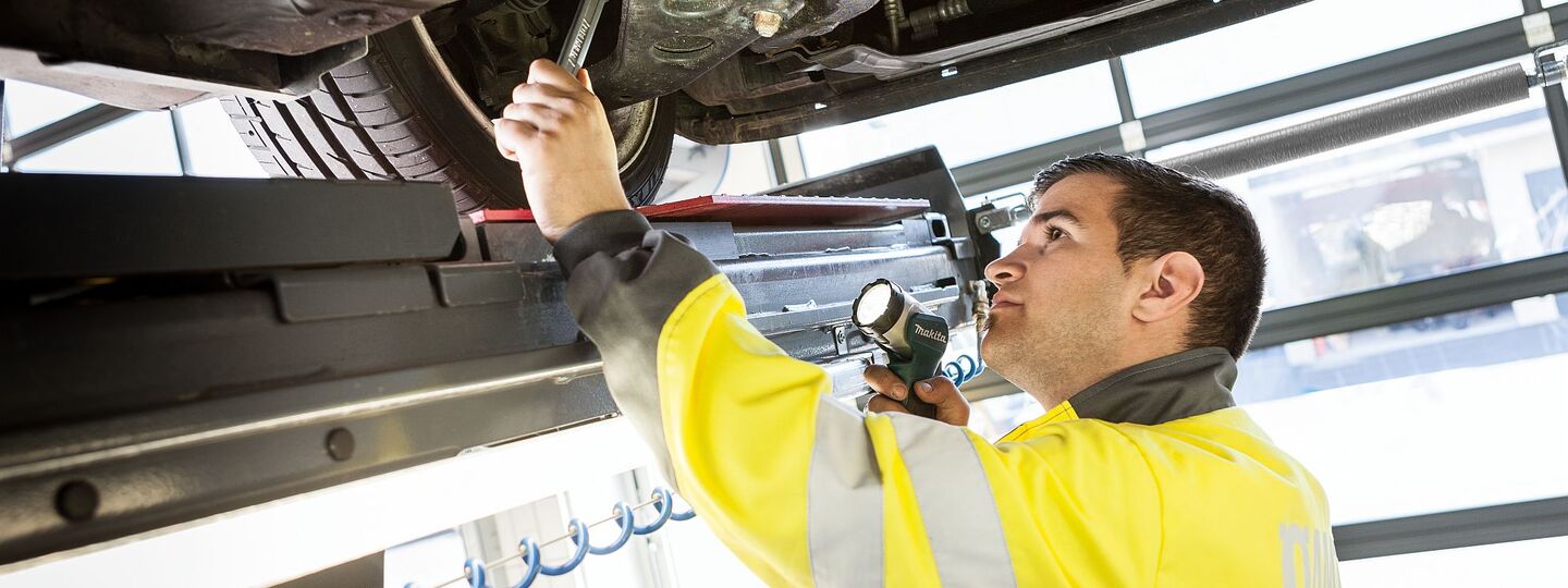 Prüfung eines Autos auf der Hebebühne durch einen ÖAMTC Kfz-Techniker.