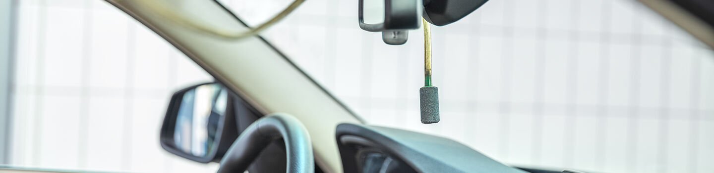 Man sieht eine Sonde zur Ozoninnenraumdesinfektion in einem Fahrzeug