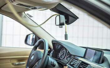 Technische Prüfdienste Man sieht eine Sonde zur Ozoninnenraumdesinfektion in einem Fahrzeug