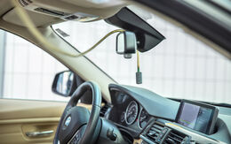 Man sieht eine Sonde zur Ozoninnenraumdesinfektion in einem Fahrzeug