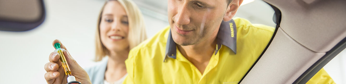 ÖAMTC Techniker bearbeitet einen kleinen Steinschlag auf einer Windschutzscheibe