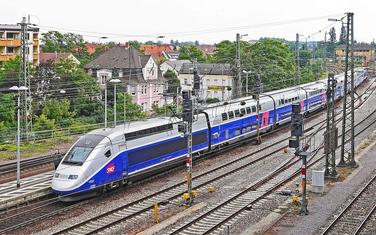 Französischer TGV fährt auf Gleisen – Symbolbild für Bahnsperrung und Zugverkehrsänderungen