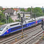 Französischer TGV fährt auf Gleisen – Symbolbild für Bahnsperrung und Zugverkehrsänderungen