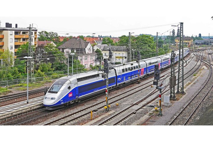 Französischer TGV fährt auf Gleisen – Symbolbild für Bahnsperrung und Zugverkehrsänderungen