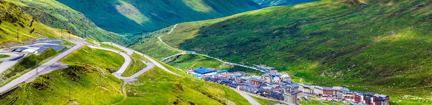 Panoramablick auf den Pas de la Case (Fürstentum Andorra) mit den Pyrenäen im Hintergrund