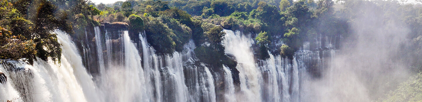 Atemberaubender Anblick der Kalandula-Fälle, deren mächtige Wassermassen sich kraftvoll in die Tiefe stürzen.