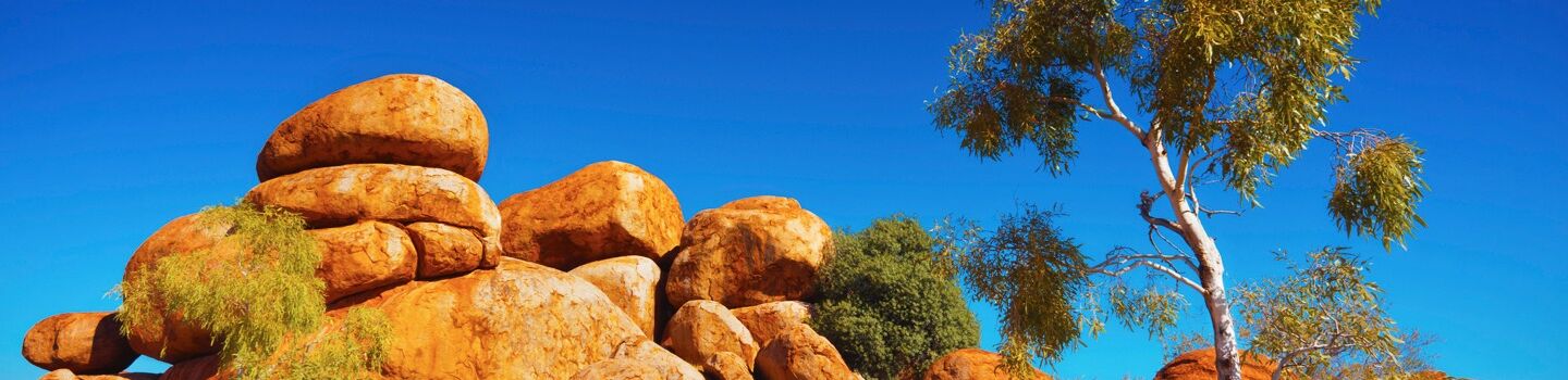 Rote Felsen aus Granit in Karlu Karlu, einer heiligen Städte der Aborigines in Australien