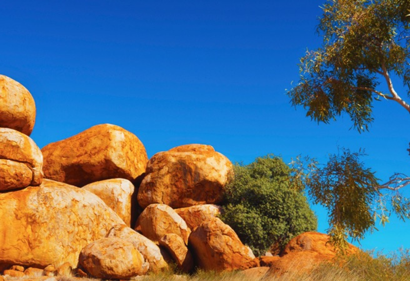 Rote Felsen aus Granit in Karlu Karlu, einer heiligen Städte der Aborigines in Australien