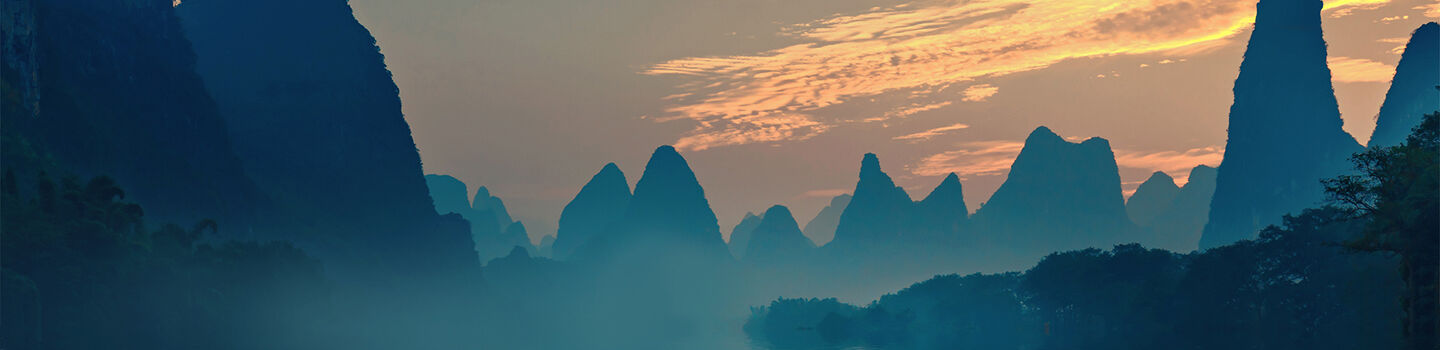 Schroffe Berge und Felsen bei Sonnenuntergang