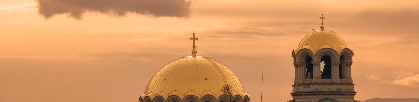 Große Kathedrale mit goldener Kuppel und Turm in Sofia, Hauptstadt von Bulgarien
