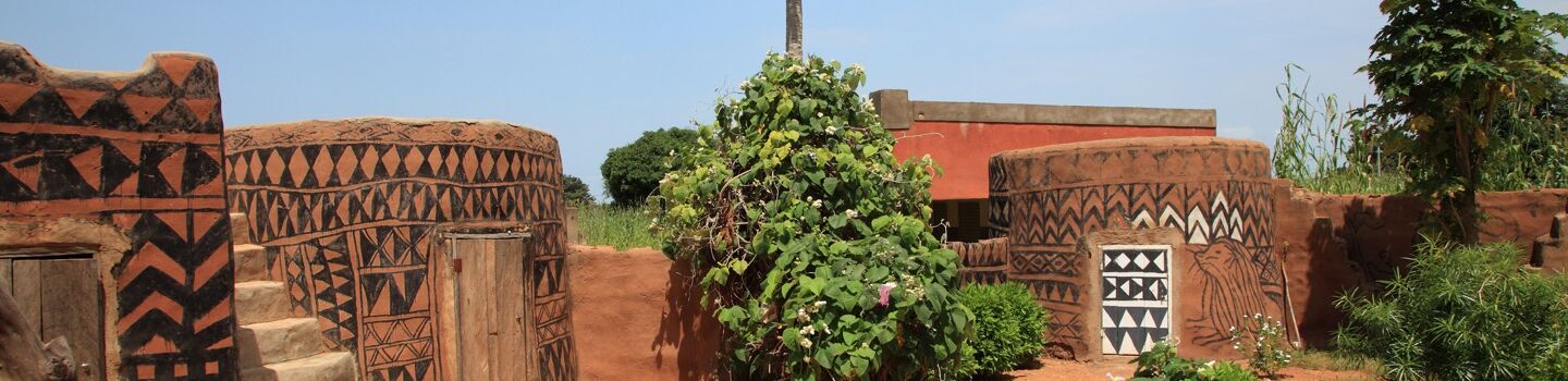 Panoramablick auf bunt verzierte traditionelle Lehmhäuser des Kassena-Volkes in Tiébélé, Burkina Faso
