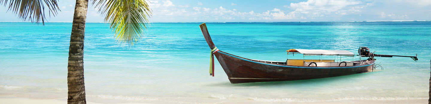 Die Szene zeigt ein Boot, das sanft auf dem klaren Wasser schaukelt, umgeben von einem weißen Sandstrand und einer einzelnen Palme.