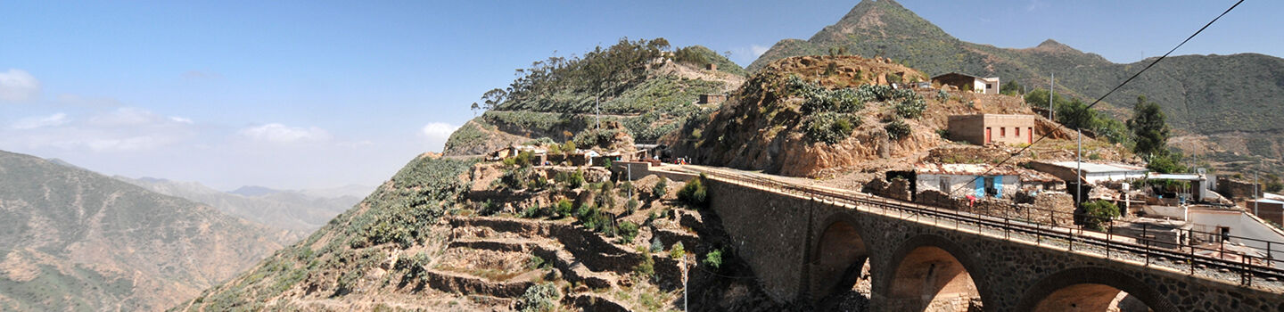 Blick auf eine Brücke auf der Bahnstrecke Massaua–Biscia in Eritrea