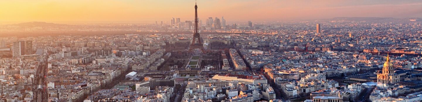 Paris-Panorama mit Eiffelturm bei Sonnenuntergang, Frankreich