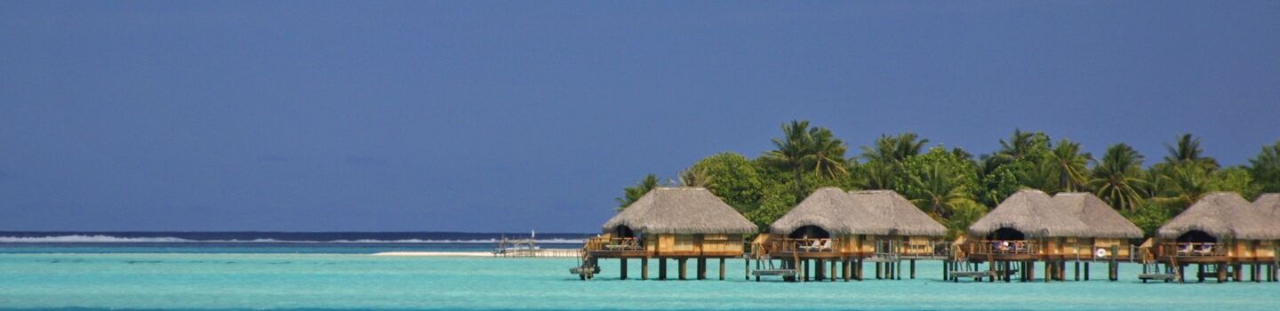 Überwasser-Bungalows in der Lagune von Französisch-Polynesien mit Blick auf das türkisfarbene Wasser des Pazifiks