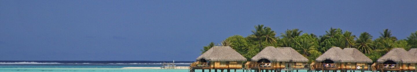 Französisch Polynesien Überwasser-Bungalows in der Lagune von Französisch-Polynesien mit Blick auf das türkisfarbene Wasser des Pazifiks