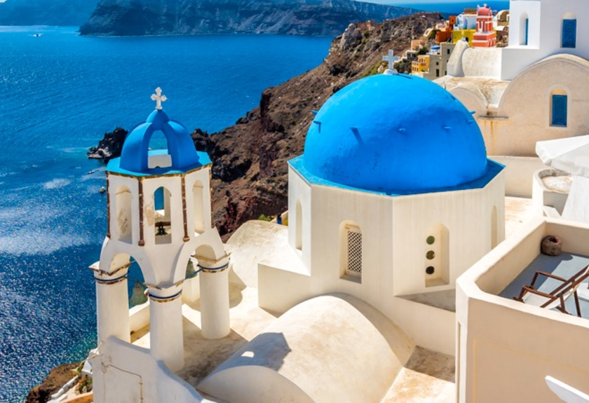 Klassische weiße Häuser mit blauen Dächern in Santorin, Griechenland