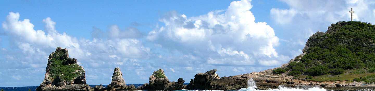 Panoramablick auf die Pointe des Châteaux auf Grande-Terre (Guadeloupe), wo Atlantik und Karibisches Meer aufeinandertreffen