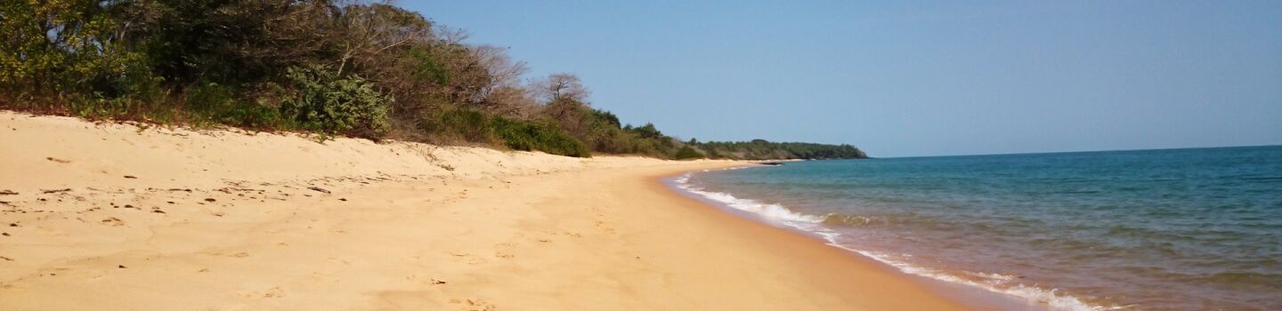 leerer Strand am Bissagos-Archipel in Guinea-Bissau