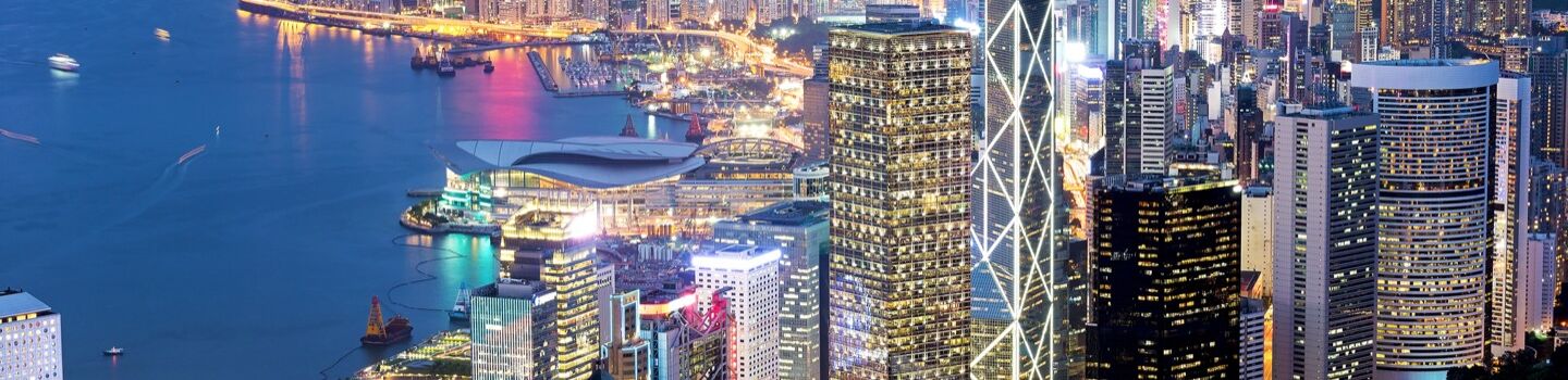 Beleuchtete Skyline von Hongkong in Abendstimmung
