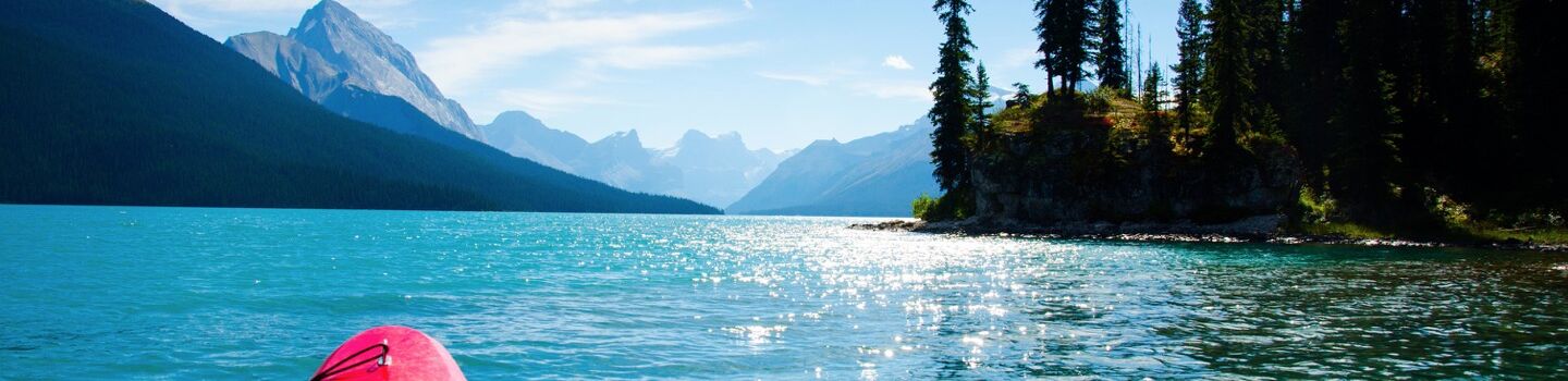 Kanufahrt auf klarem See in Kanada