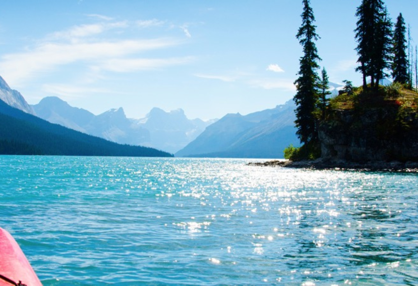 Kanufahrt auf klarem See in Kanada