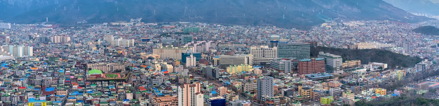 Blick auf eine große Stadt am Fuße eines Berges
