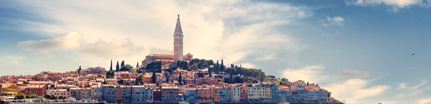  Panoramaansicht von Rovinj in Kroatien mit der Kirche der heiligen Euphemia in der Mitte