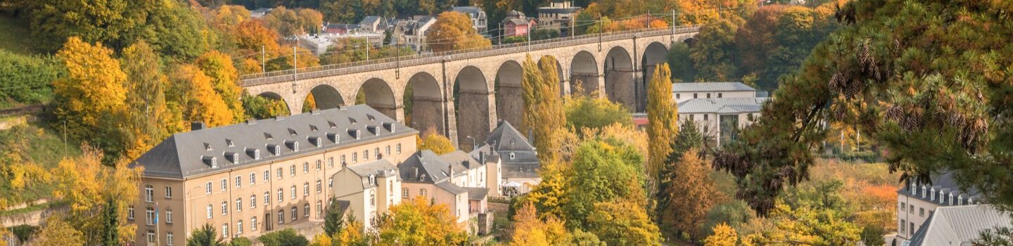 Panoramaaufnahme des Pfaffenthaler Viadukts in Luxemburg-Stadt mit historischen Gebäuden