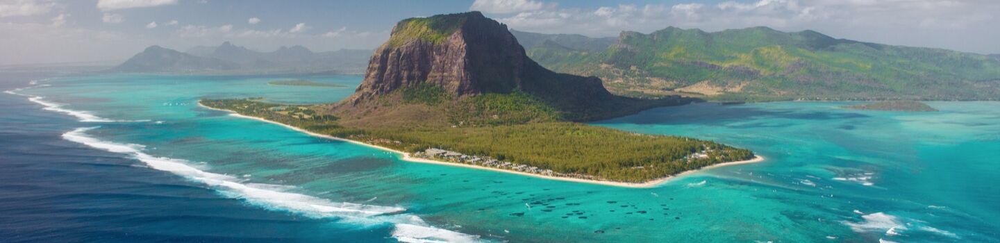 Panoramablick auf die Küste von Mauritius mit weißem Sandstrand und türkisblauem Wasser im Indischen Ozean