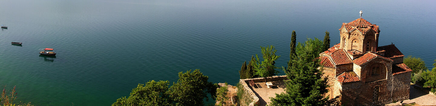 Panoramablick auf die Kirche des Heiligen Johann von Kaneo in Ohrid, Nordmazedonien, mit Blick auf den Ohridsee