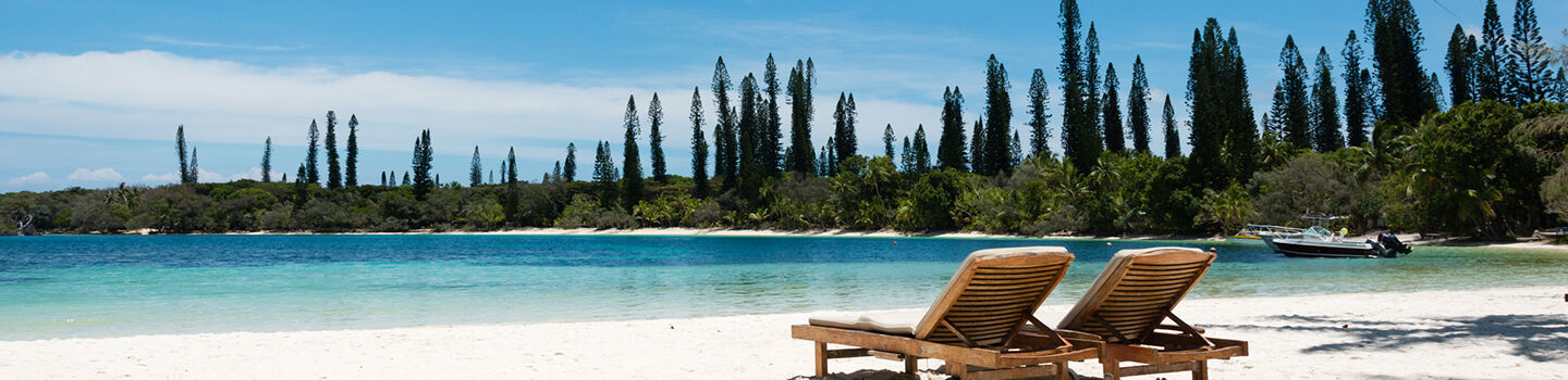 Traumhafte Lagune mit weißem Sandstrand und Pinien auf der Île des Pins in Neukaledonien im Südpazifik