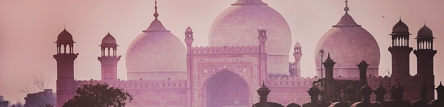 Ein Tempel mit mehereren Kuppeln und Türmen