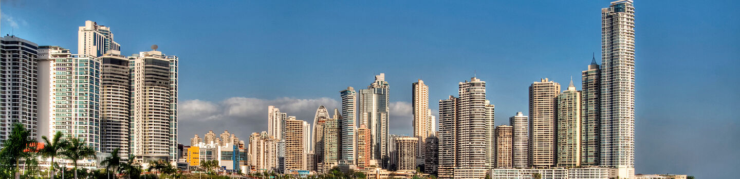 Die schillernde Skyline von Panama-Stadt erhebt sich eindrucksvoll über der malerischen Küste, wo moderne Hochhäuser das kristallklare Meer treffen.