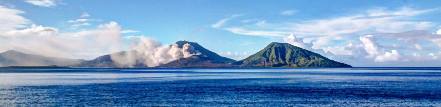 Insel mit Bergen, die sich aus dem Meer erheben