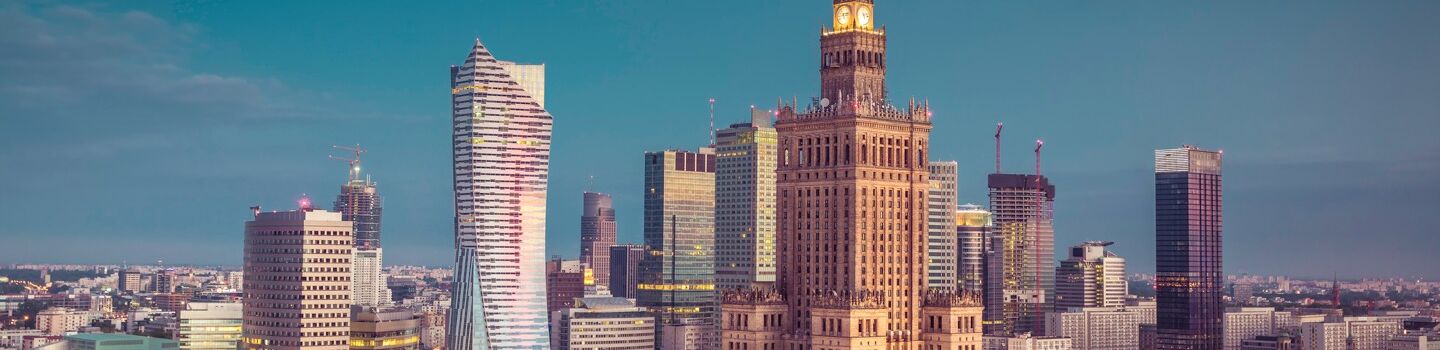 Blick auf den Kulturpalast in Warschau mit moderner Skyline im Hintergrund