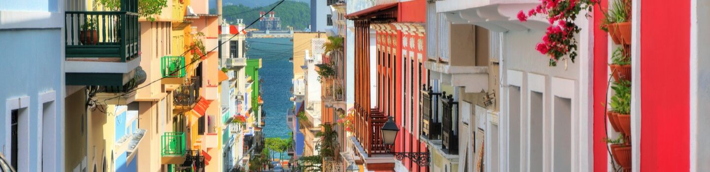Eine Straße mit bunten Häusern in San Juan, Puerto Rico