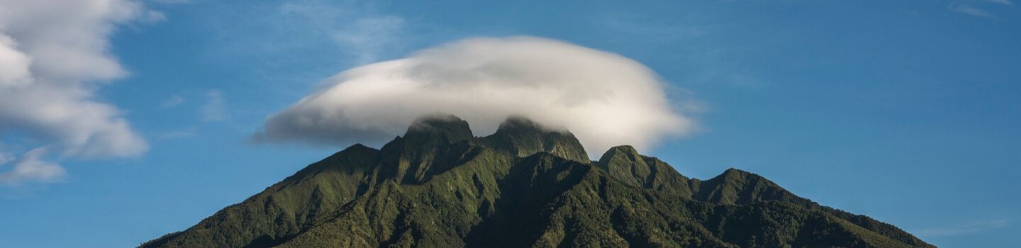Die Virunga-Vulkane heben sich eindrucksvoll gegen den Himmel ab