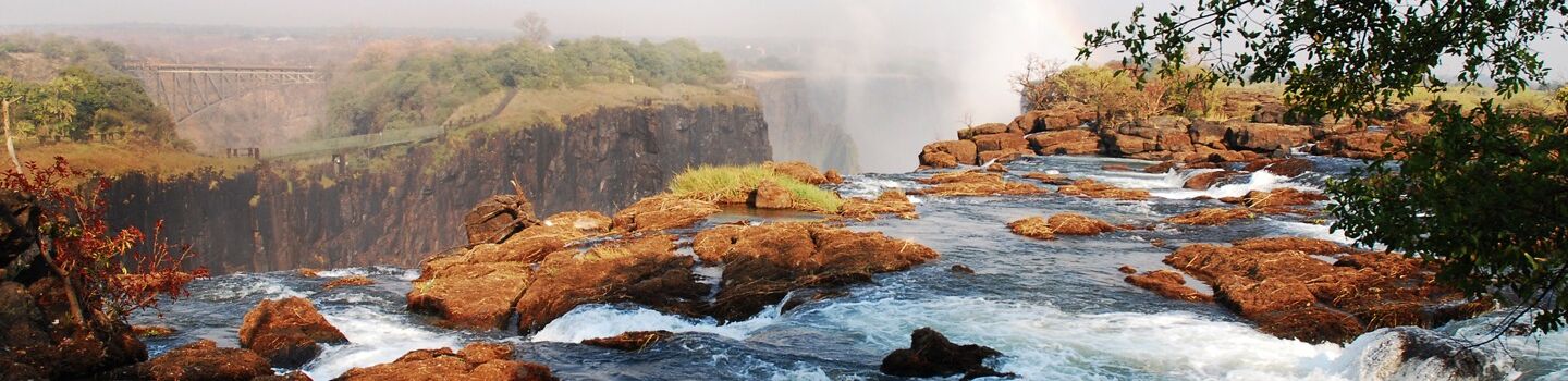 Aussicht von oben auf das Gebiet um die Victoriafälle, mit der umgebenden Landschaft, obwohl der Wasserfall selbst nicht zu sehen ist