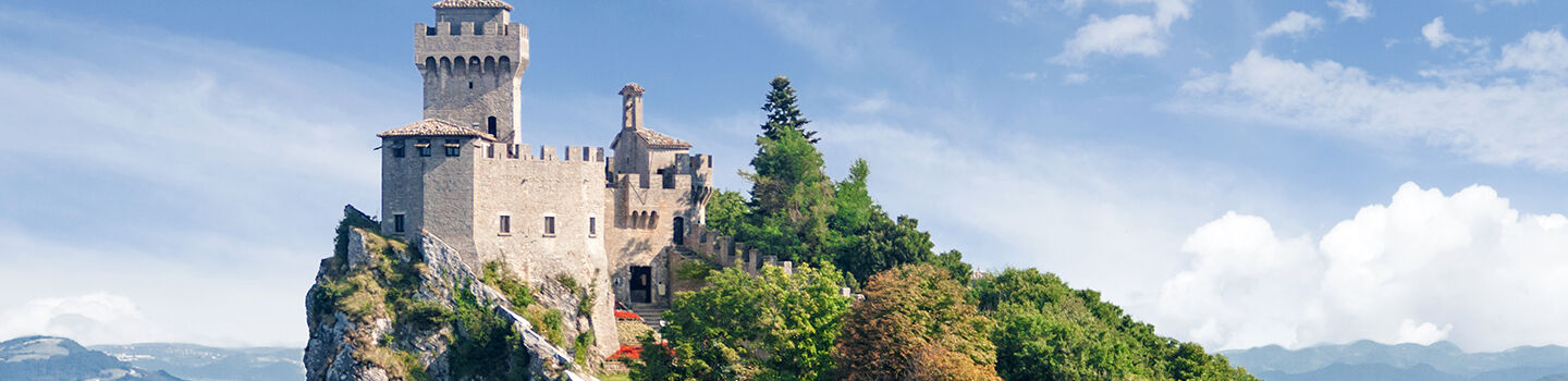 Blick auf die Guaita-Festung mit der Stadtmauer in San Marion.