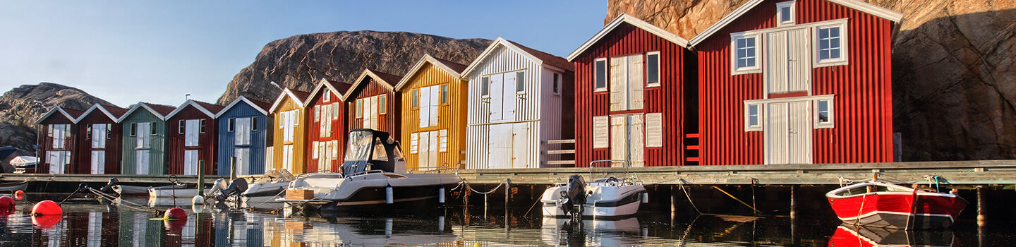 Landestypische Fischerhäuser am Wasser in Schweden