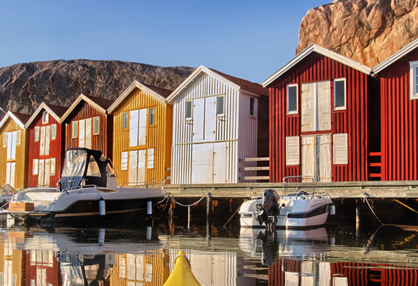 Landestypische Fischerhäuser am Wasser in Schweden