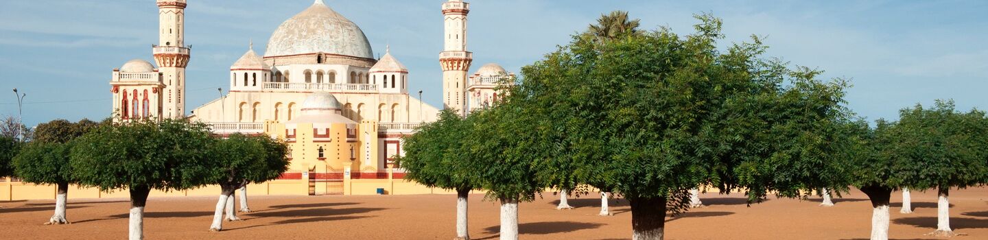 Panoramablick auf die Große Moschee von Diourbel im Senegal mit weitem Vorplatz
