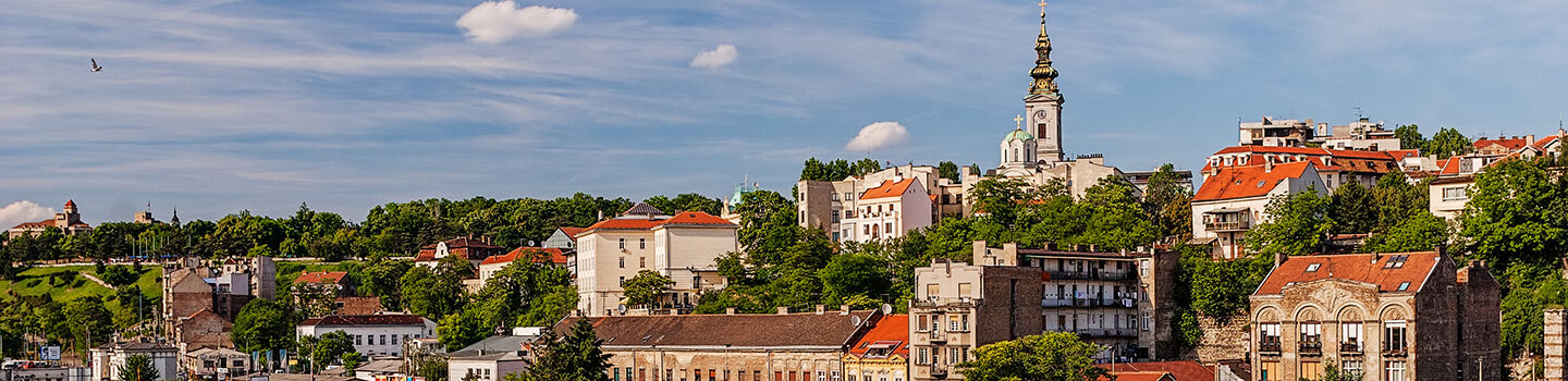 Panoramablick auf die Altstadt von Belgrad (Stari Grad) mit historischen Gebäuden, aufgenommen vom Hafen an der Save