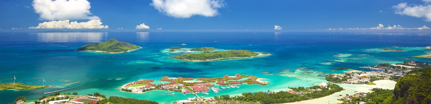 Panoramablick auf die Seychellen mit mehreren Inseln, üppiger Vegetation und türkisblauem Wasser im Indischen Ozean