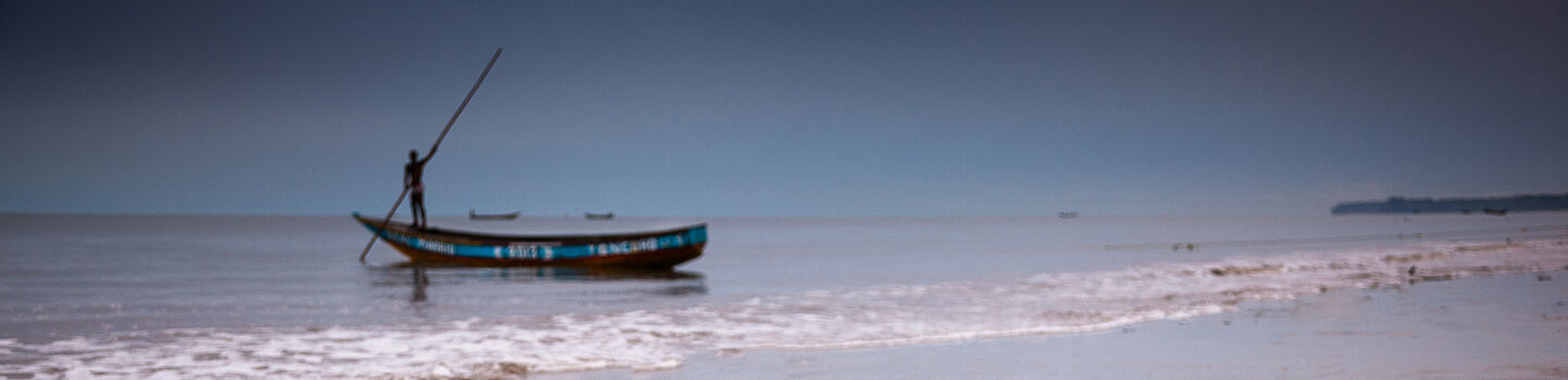 Kanufahrer auf einem Kanu am Strand