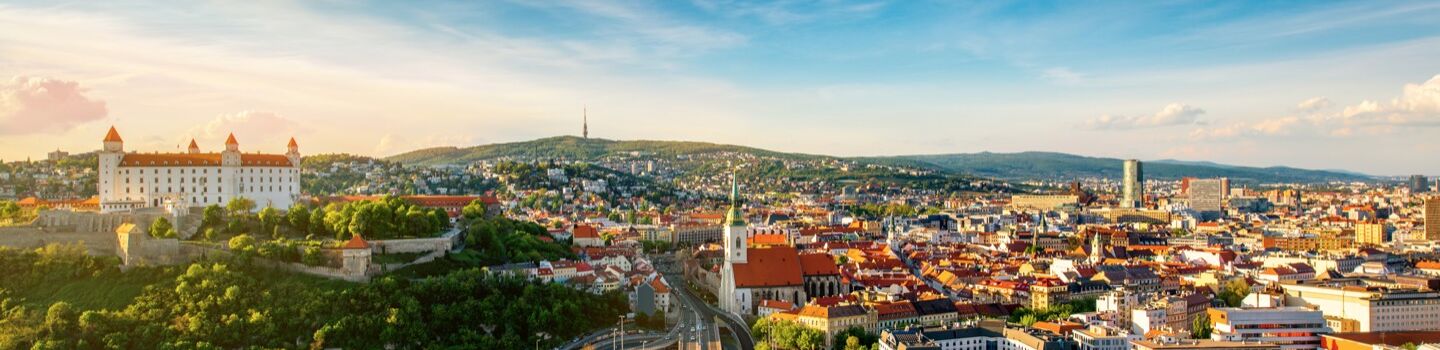 Panoramablick auf Bratislava, die Hauptstadt der Slowakei, bei sonnigem Wetter. Links auf dem Hügel sieht man die Bratislavaer Burg.