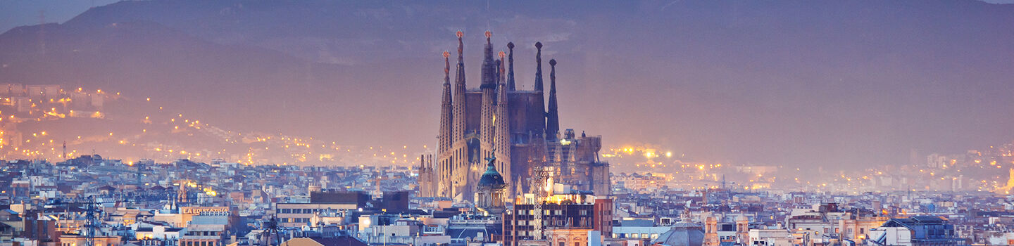  Panoramaansicht der Sagrada Família Basilika in Barcelona